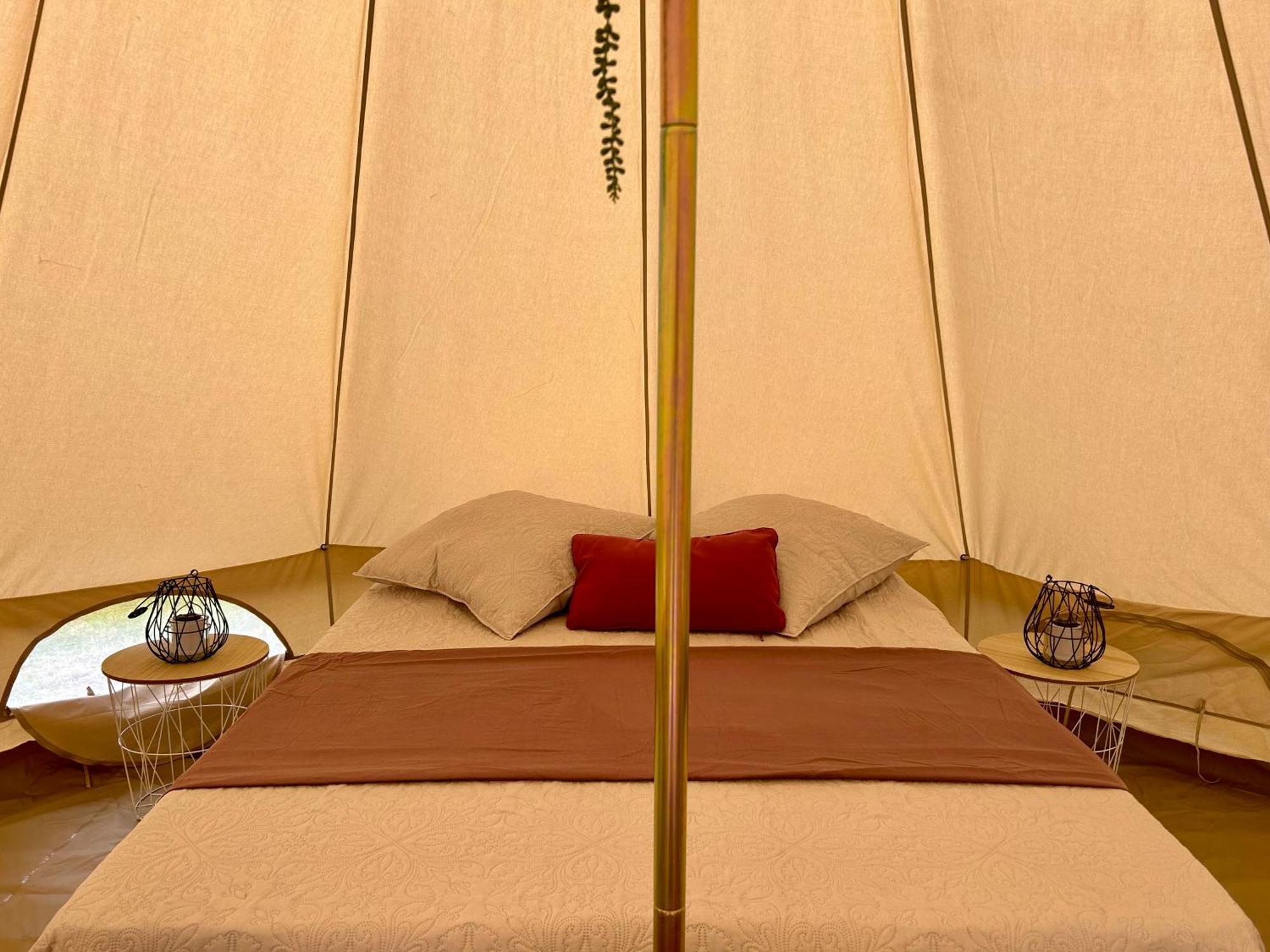 Chambre Au Jardin Tente De Charme Eguzon-Chantome Exteriör bild
